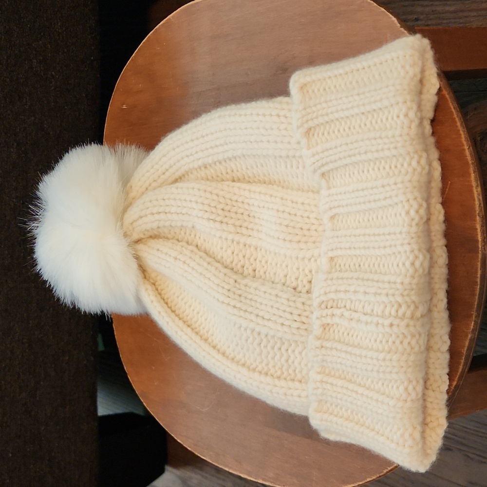 NEW Luxurious Women's 100% Cashmere Hat Toque In Cozy Cream from Holt Renfrew